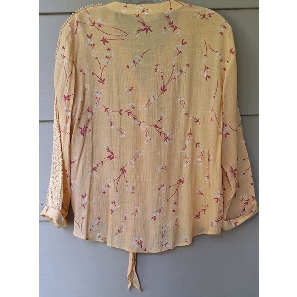 Hope & Harlow Tie Front Crochet details Blouse Top Yellow Floral Size M Cottage - Picture 3 of 8